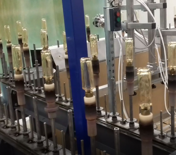 Convoyeur-CVF2 au sol avec faible encombrement pour ligne flacon </br> ou cosmétique