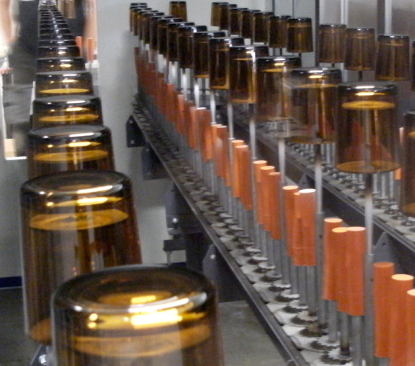 Convoyeur CVFA au sol avec faible encombrement pour ligne flacon </br> ou cosmétique