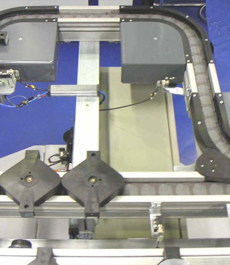 Convoyage par chaine vertébrée ou à cardan pour véhiculer</br> des platines supports pièces