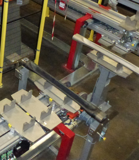 Convoyeur à recyclage de platines permettant le chargement </br>par un opérateur et un déchargement par un système </br>automatisé ou par robot 